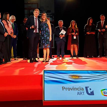 hombre y mujer reciben premio