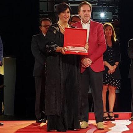 Myriam Clerici, presidenta de Provincia ART, recibiendo su reconocimiento profesional