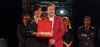 Myriam Clerici, presidenta de Provincia ART, recibiendo su reconocimiento profesional